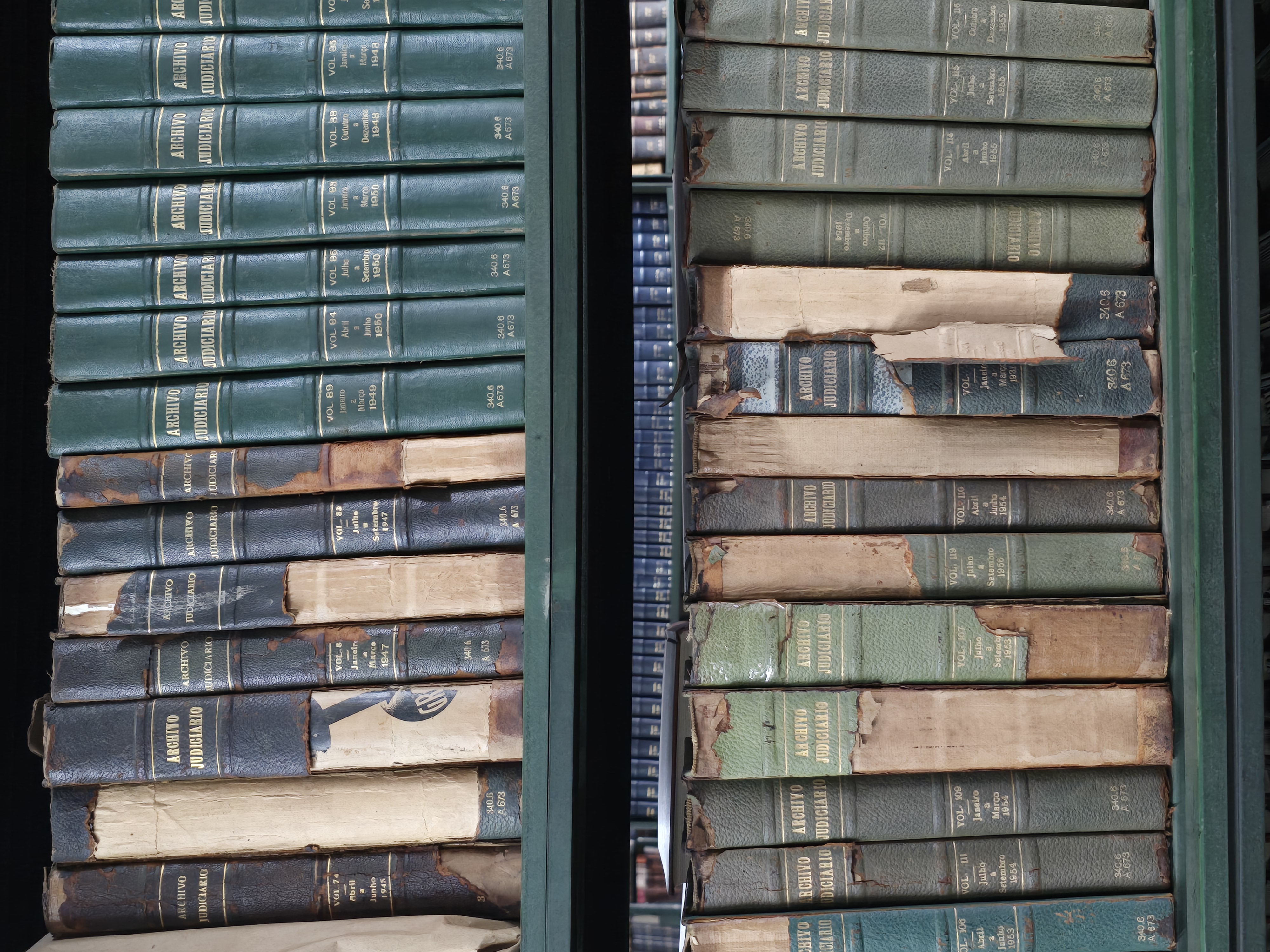 Estante com diversos livros de pesquisa acadêmica sobre história e cultura negra no Brasil