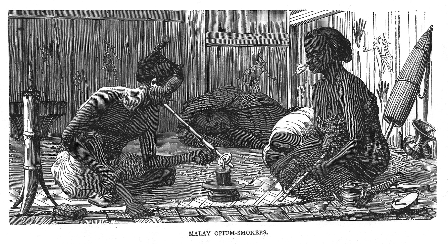 Ilustração em preto e branco intitulada 'Malay Opium Smokers', que remete ao uso do ópio como prática ancestral. A cena representa um ambiente interno de bambu, onde três pessoas estão consumindo ópio. No centro, um homem de torso nu, vestindo um pano amarrado na cintura, segura um longo cachimbo enquanto se inclina para acender a substância. À direita, uma mulher, também de torso nu e usando um pano ao redor do busto, segura um cachimbo semelhante. Atrás deles, outra pessoa está deitada sobre um tecido, aparentando estar sob efeito da substância. O ambiente apresenta detalhes como uma esteira no chão, vasos e recipientes espalhados, além de uma parede decorada com desenhos e instrumentos pendurados.